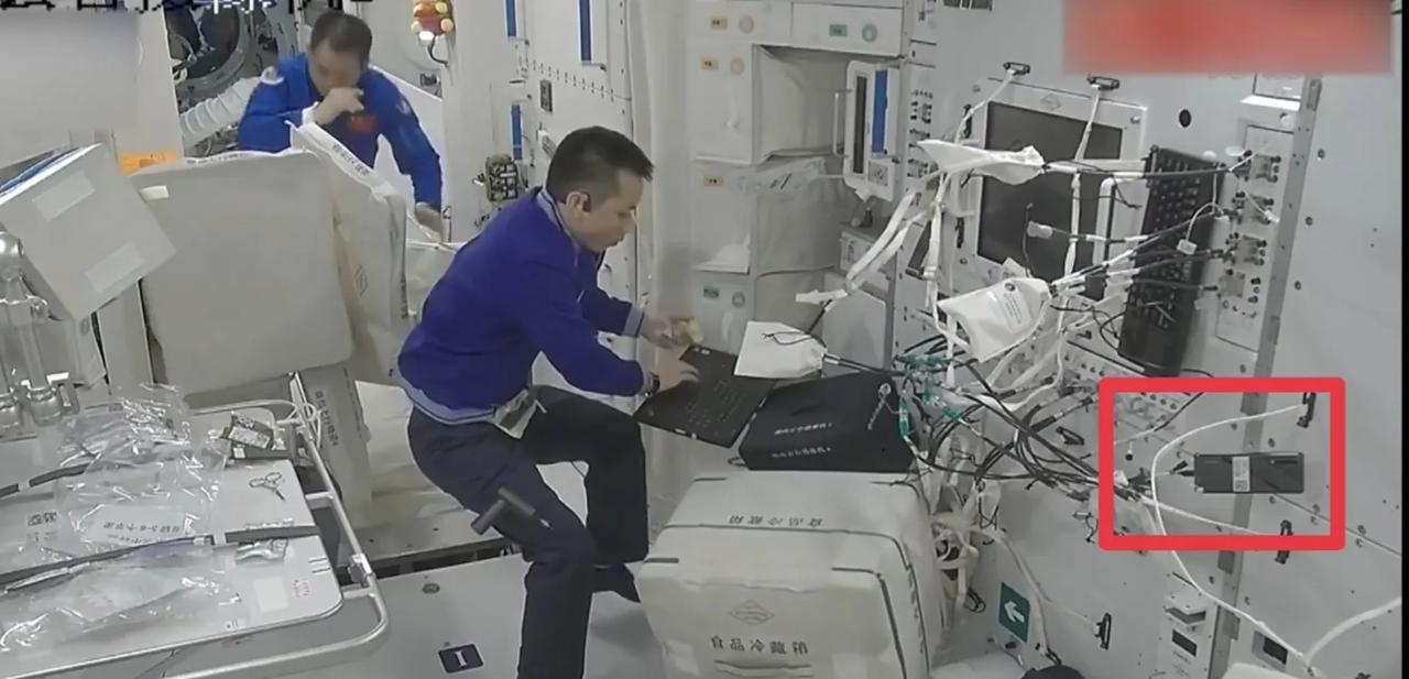 你可以有的航天员同款，华为三件套齐了：手机是P30，手表是GT2Pro ECG，