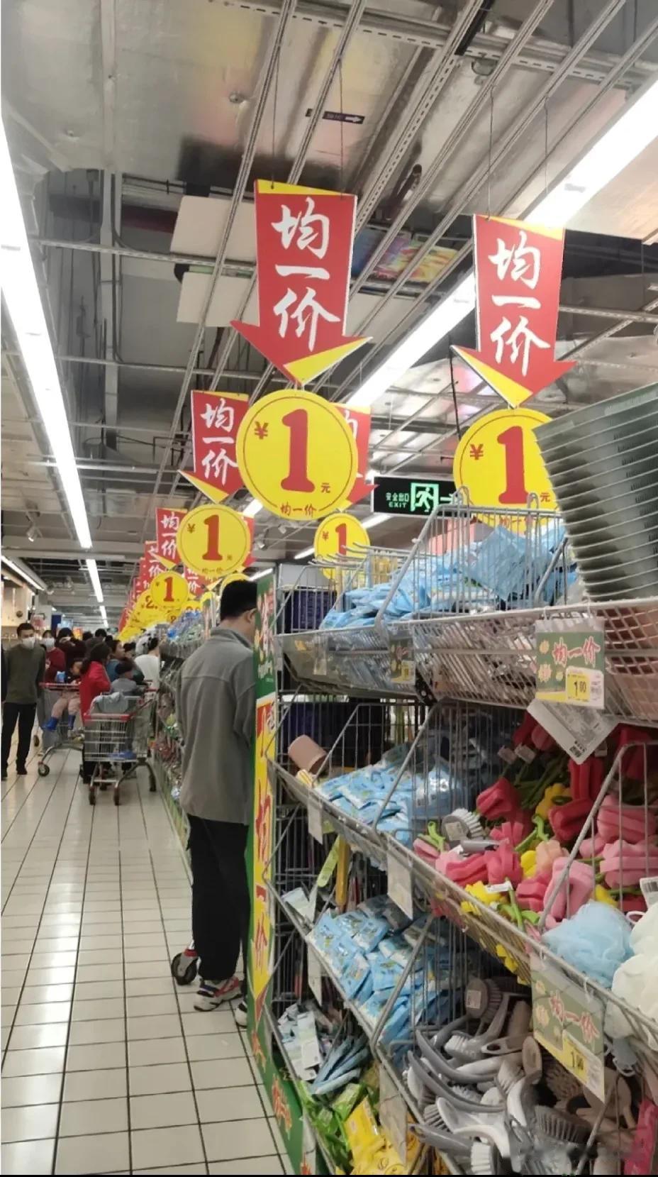 厦门集美大润发一元狂欢购物，赶紧冲！
看到这个消息后，我就飞快冲去屯日用品和小零