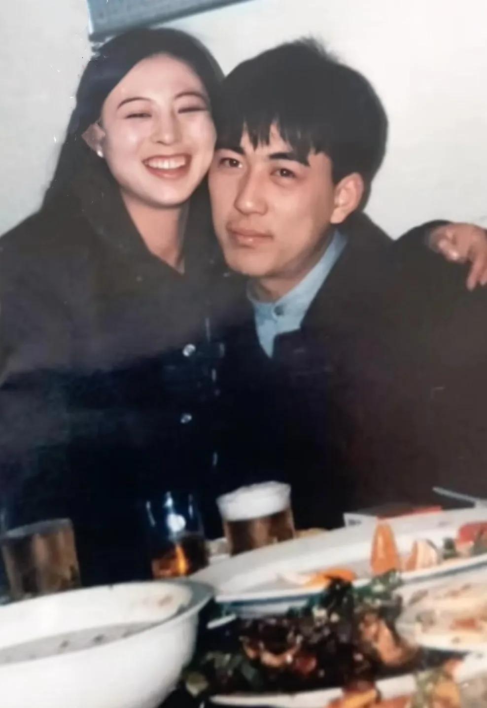 一对小夫妻相隔17年的两张合影，岁月带走的时年轻时的容颜，留下的是相濡以沫的爱情