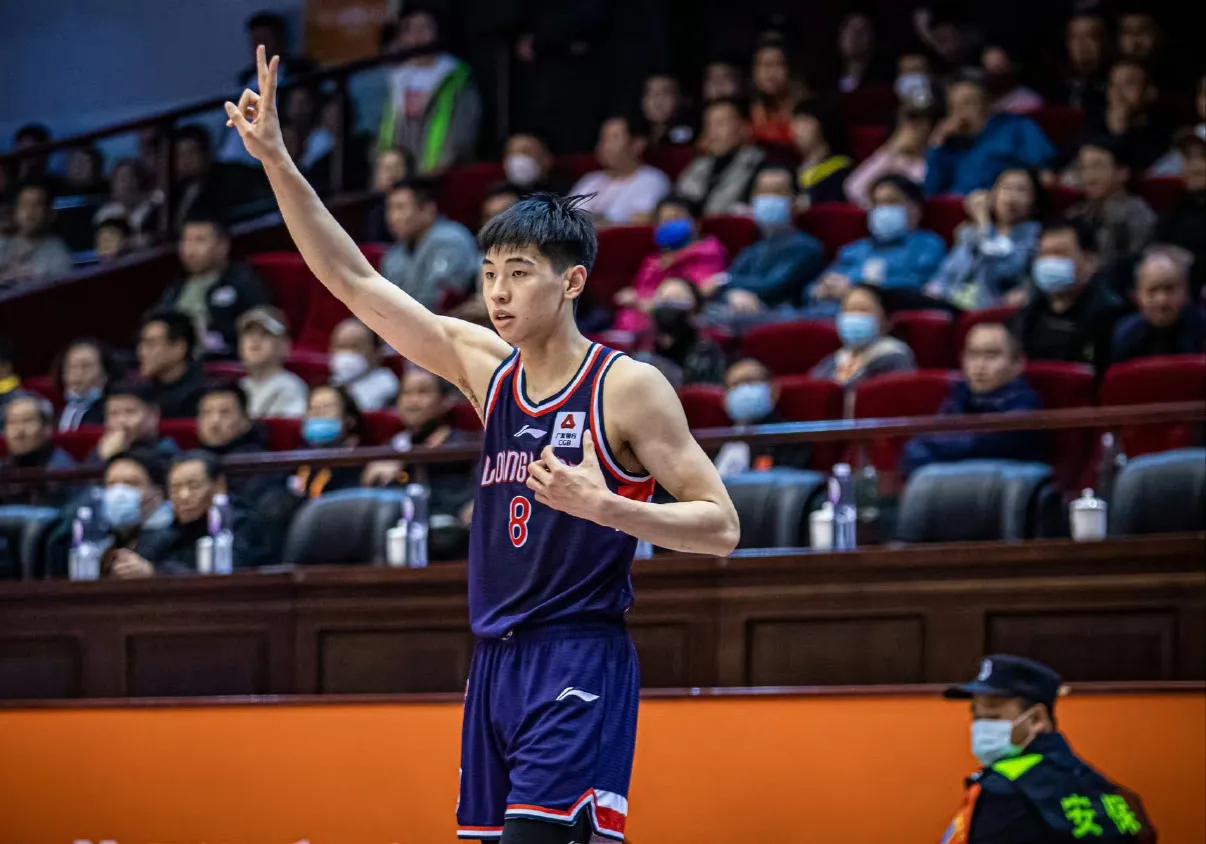崔永熙祝铭震渐入佳境 广州男篮锋线上限在哪？

当广州男篮在客场以93比76击败
