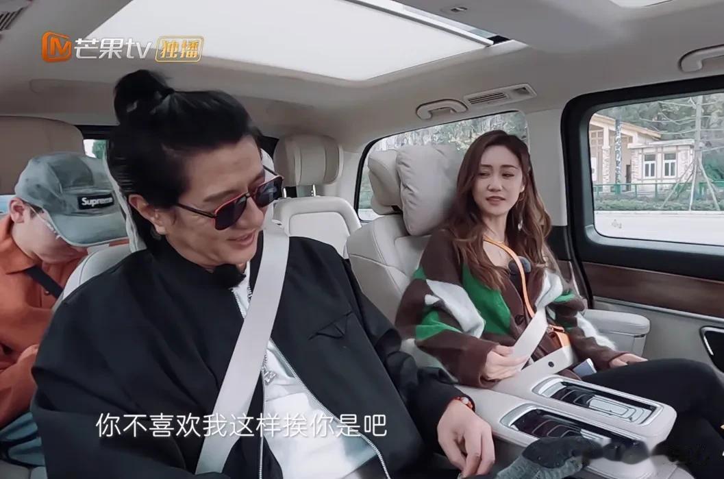 刘芸说话时，总是爱动手动脚的，郑钧忍不住的说，“你别老是这样，跟我也就算了，你跟