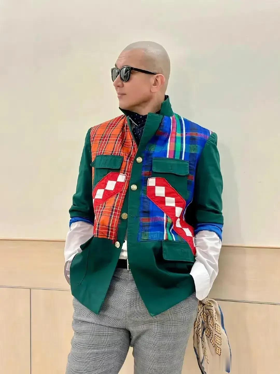 具俊晔一个50多岁的人，不得不说还是挺潮流时尚的，不愧是明星，很自律，身材保持得