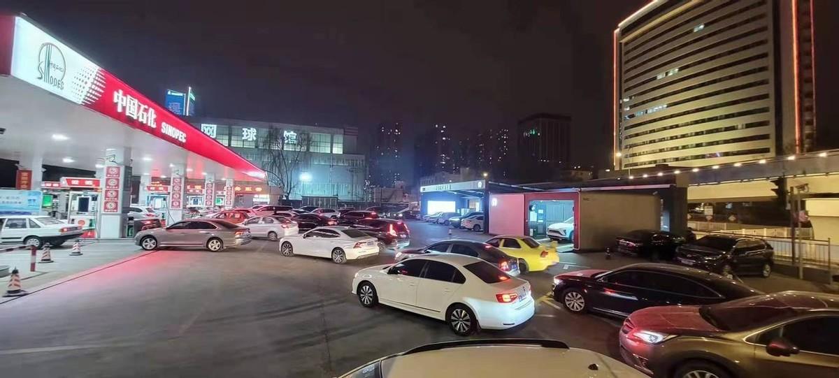 油价又要调整？一时间，想起了前几日车友群里的几张图片，加油站排满了车，不少燃油车