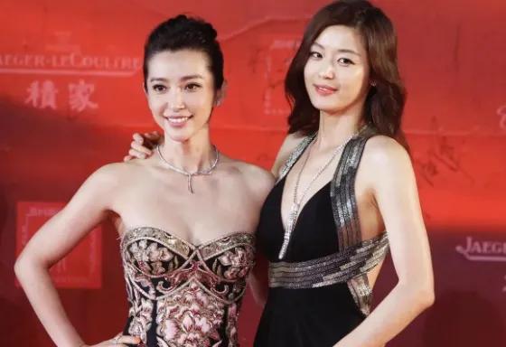 李冰冰和全智贤参加活动时的同框照，一身抹胸裙的李冰冰大气美艳，但是总担心她的抹胸