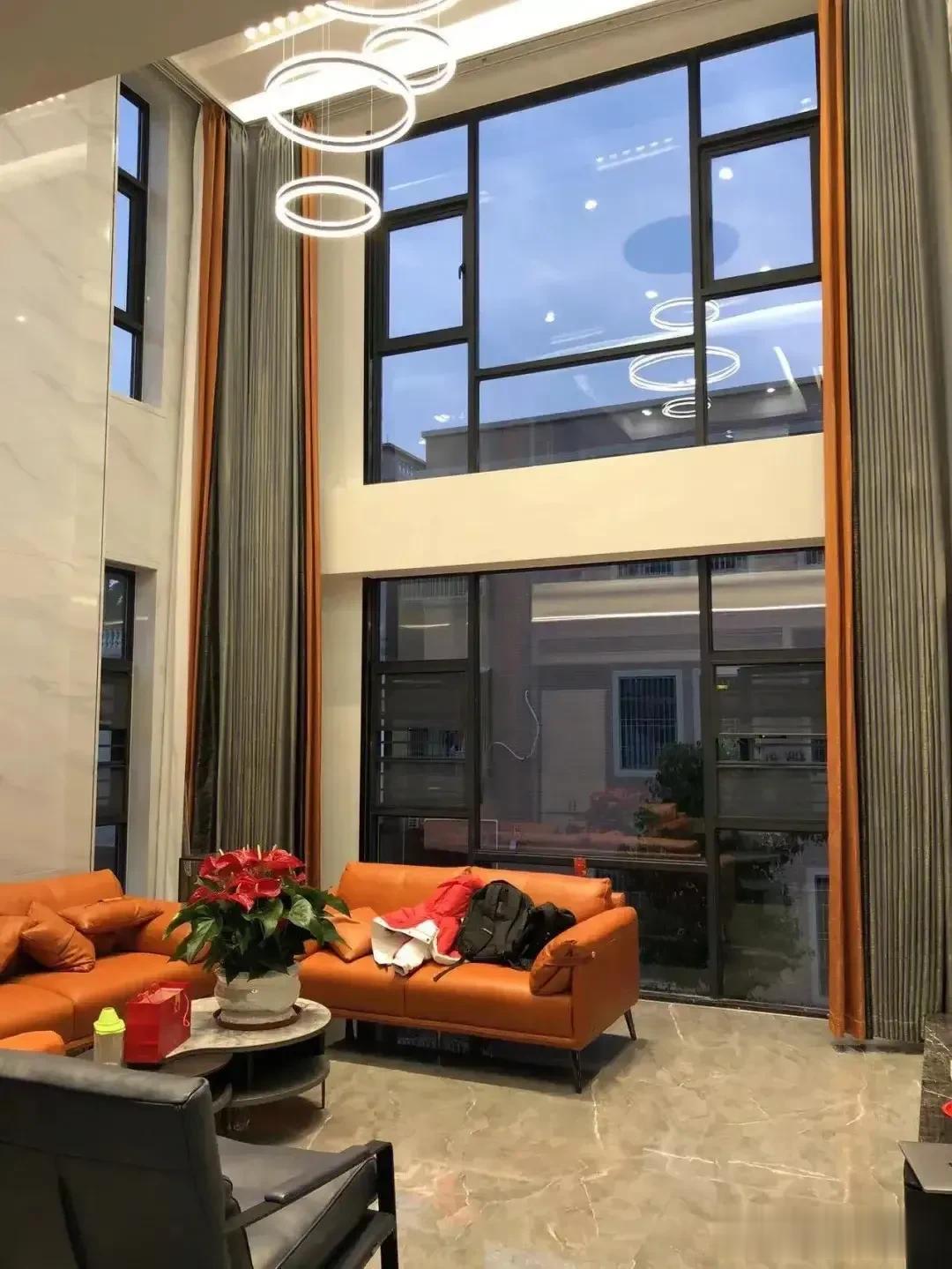 我再想房地产的巨额利润都被谁拿走了？

我们老家镇里的小产权房子一平米在2000