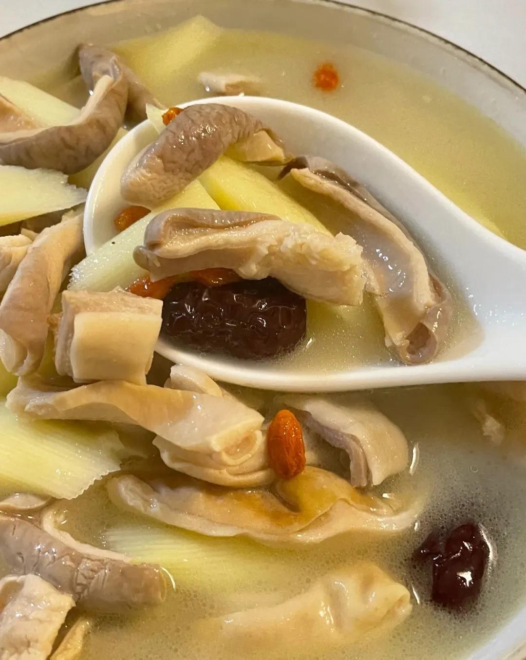 分享《山药猪肚汤》的详细制作过程
山药猪肚汤是一款营养丰富、滋补身体的汤品，制作