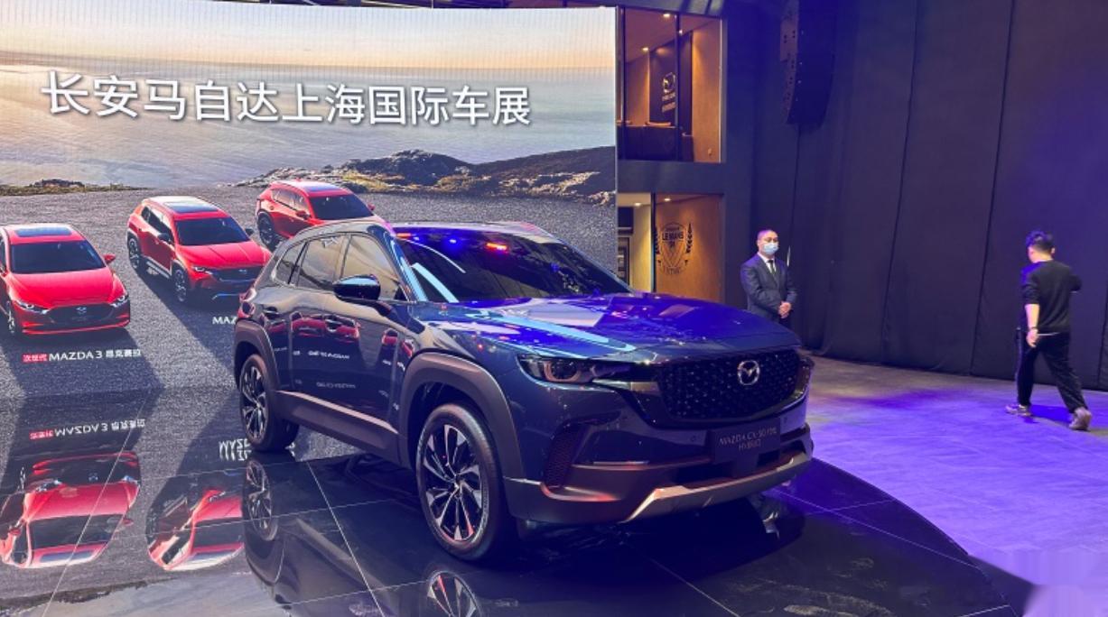 日前，在2023上海车展期间，马自达CX-50行也混动版亮相。值得一提的是，该车