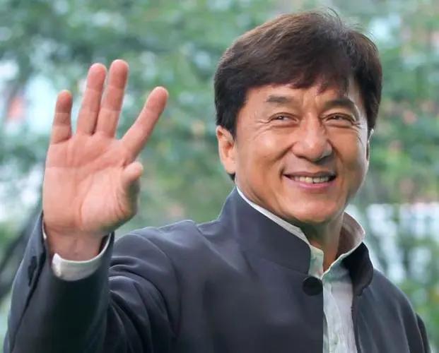 败给流量明星，成龙忍不住哭了！谈到当今功夫片的动作演员处境，60多岁的成龙哽咽了