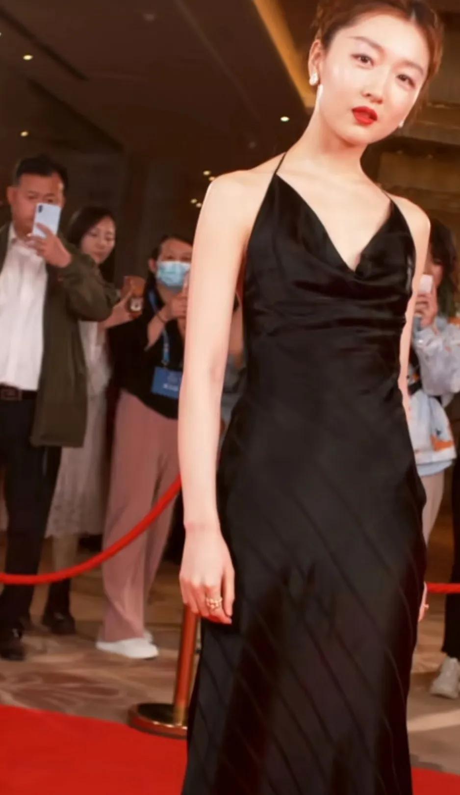 真的很好笑。刘昊然会不会半夜跟她说宝宝，我不允许你这么穿，[抠鼻][抠鼻][抠鼻