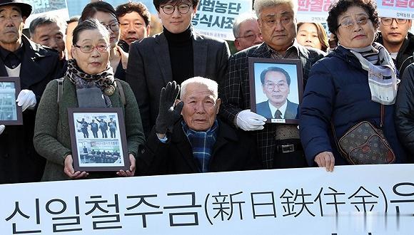 韩国替日本承担二战劳工赔偿，只能说是人在屋檐下不得不低头。
由于日本对韩国进行了