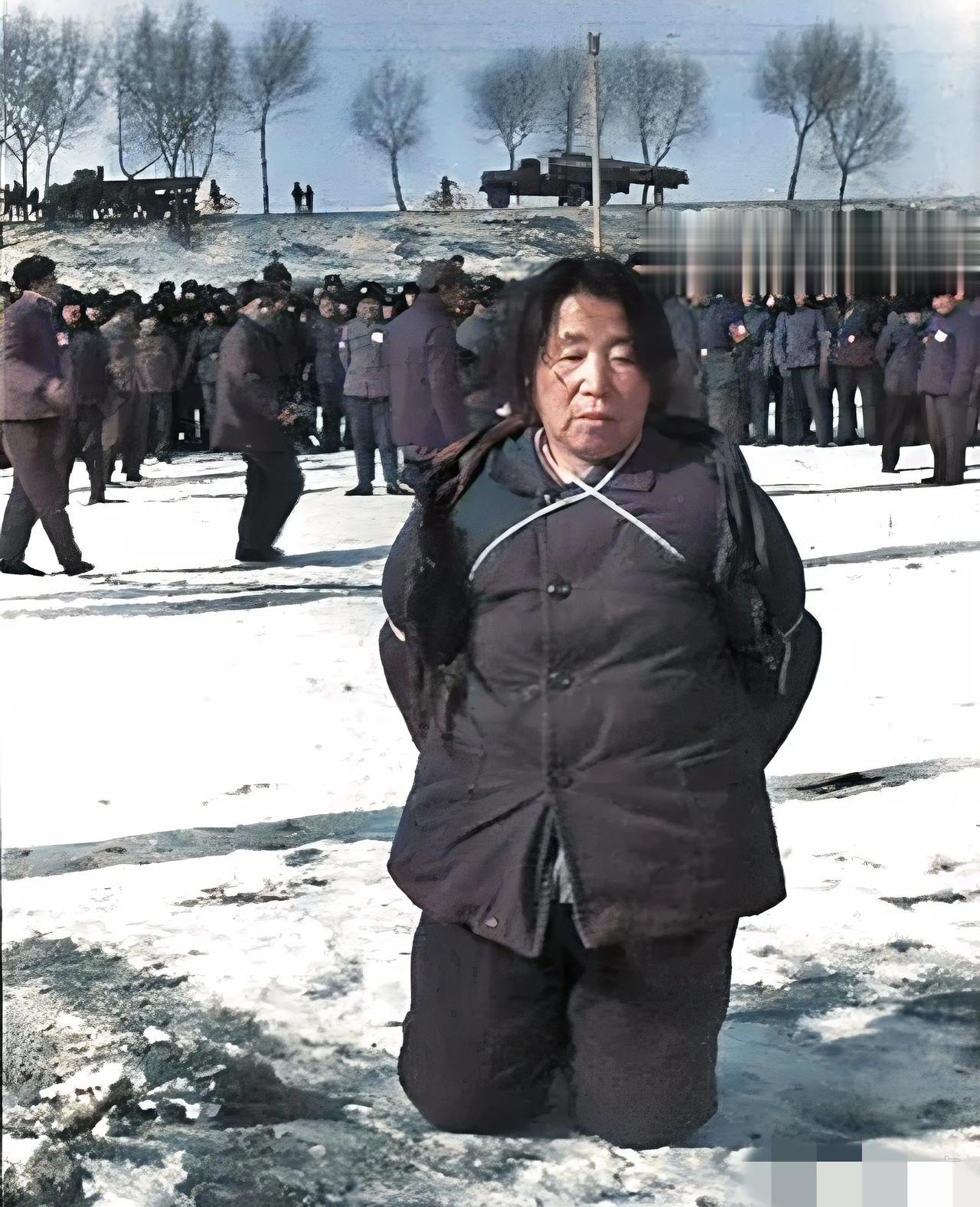 1980年，沈阳城郊外，大贪官王守信枪决现场

在那个年代，为了震慑犯罪分子，有
