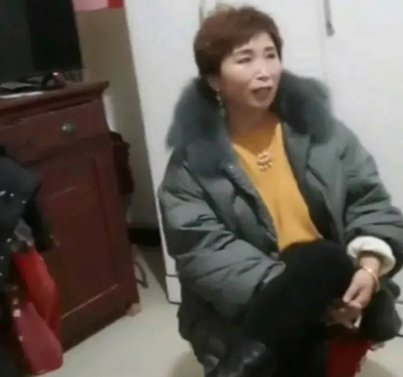 河南被丈夫杀了女子芳芳的婆婆，看面相就是很厉害的主，戴着耳钉，项链，手环和戒指，