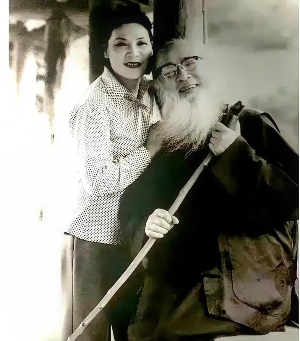 上世纪60年代，年近古稀的张大千和妻子徐雯波的一张合影，
徐雯波是张大千的第四任