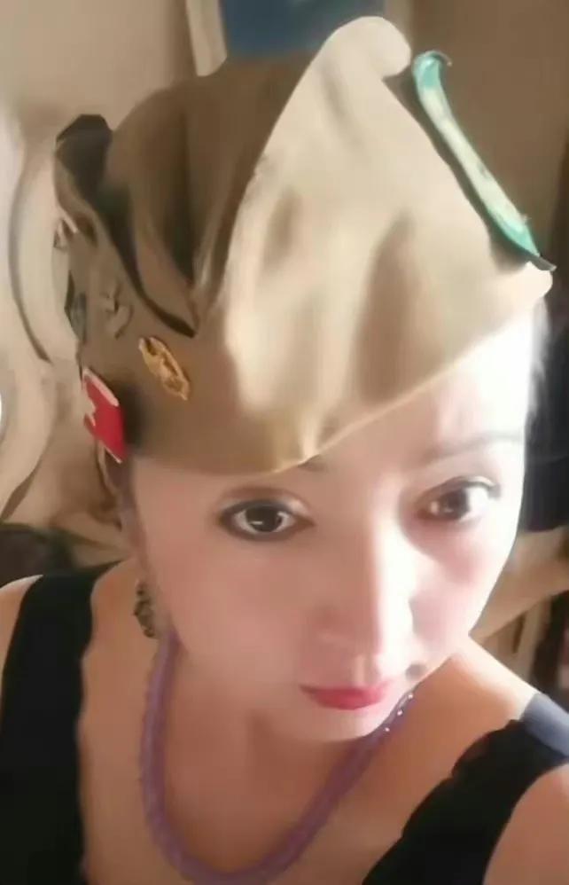 一位中国网民将“ 广州大妈怒斥中国男人不给女孩子让座位”的视频发到Twitter