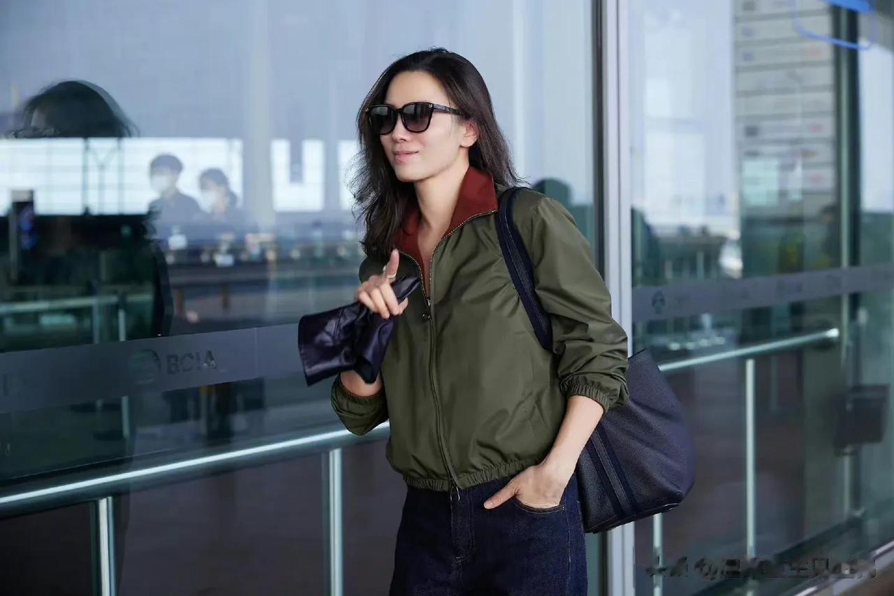 宋佳出发米兰时装周机场路透释出，戴着墨镜🕶️，身穿军绿色夹克搭牛仔裤配长筒靴，