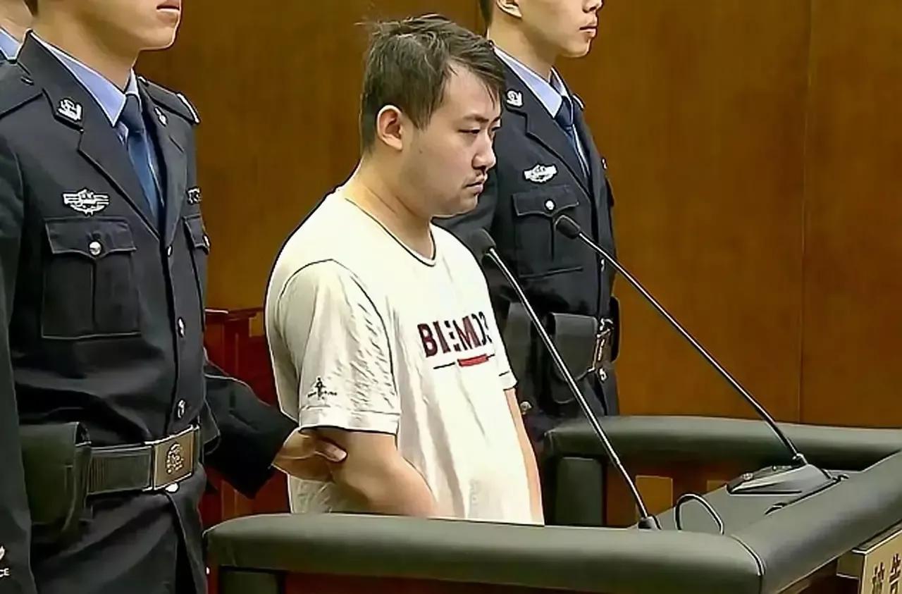 2020年，年仅31岁的本科生黄一川，将被法警押往刑扬，执行枪决。

黄一川19