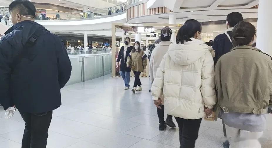 

人活着本身，没有任何实质上的意义。

因为你赤条条地来，赤条条地走，最后什么