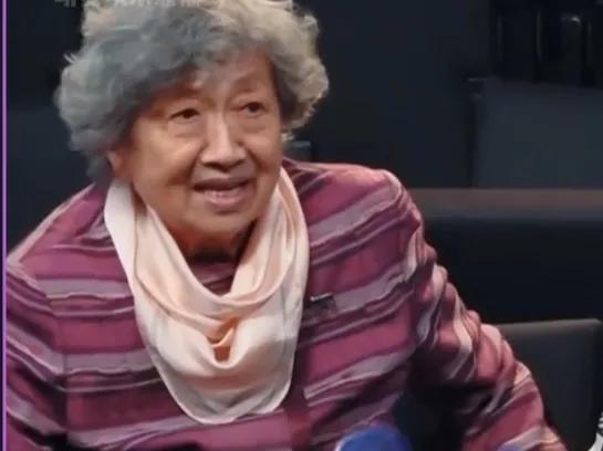 严师出高徒[玫瑰][玫瑰][赞]
高莉教授对中戏96班要求严格.[玫瑰][玫瑰]