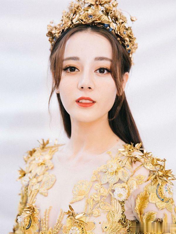金鹰女神都穿“土豪金”？她是一