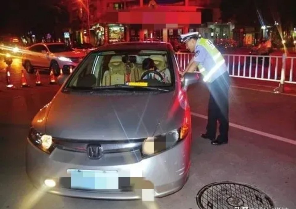 谢某驾车准备上高速时，遇高速交警查获，交警发现谢某驾驶的机动车左前近光灯不亮，遂
