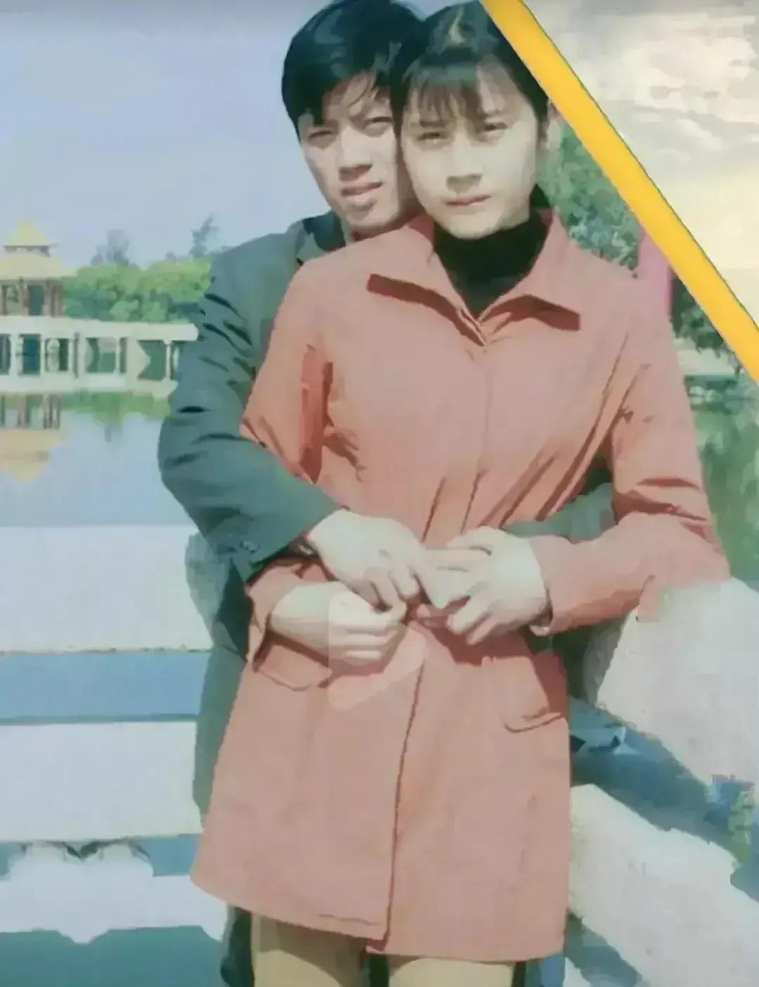 一对年轻夫妻相隔十几年的两张合影，十几年前俩人是姐弟，十几年后夫妻变兄妹了。
姑