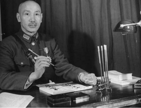 蒋经国情人诞下双胞胎，老蒋亲自为其起名，为何事后又派人毒杀？
 
蒋经国与情人生