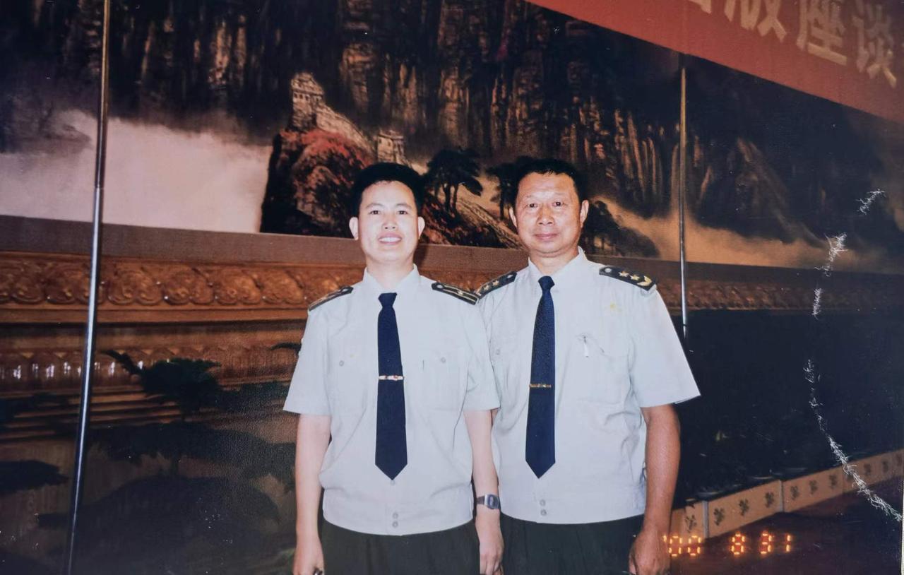 下面这张照片，是2000年8月