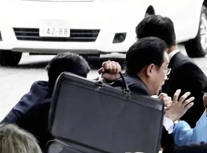 日本首相岸田文雄暂时推迟与前首相安倍晋三的见面会！日本首相岸田演讲时爆炸声瞬间：