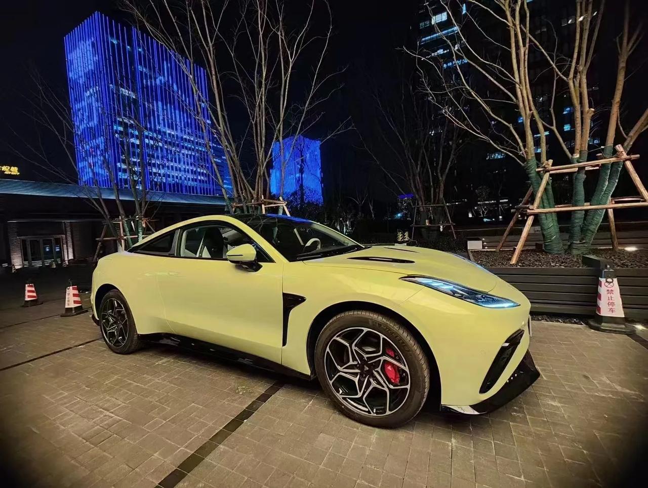 哪吒E即将到来，纯电双门轿跑车，造型还很协调
