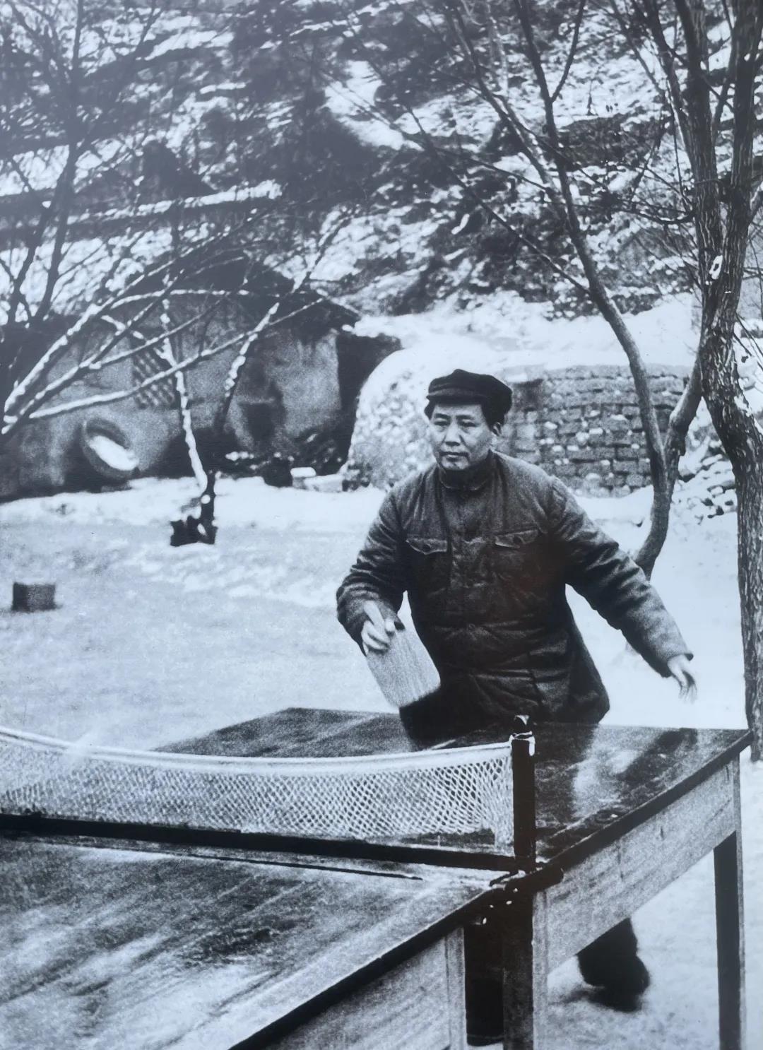 1946年，毛主席在延安打乒乓球。
就是不知道与毛主席对战的是哪位历史大咖？怪不