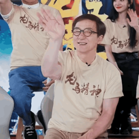 成龙，一个举动，引发热议！

4月6日，69岁成龙高调登上热搜，没想到不是因为宣