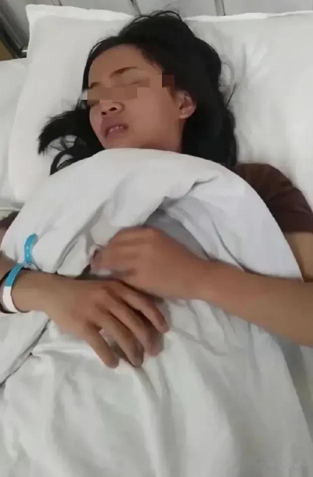 网传海南临高打人者已经回去继续上课，13岁被打女孩依旧还躺在病床上。
     
