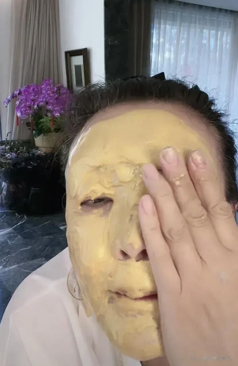 张兰真是太拼了，有时直播卖货更是卖到凌晨两三点，这一年得赚多少钱，而且她卖货也卖