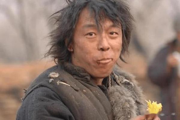 同是扮演乞丐，周星驰用手抓饭，刘德华睡大街，杨颖的让人意外
很幸运能够与你相遇，