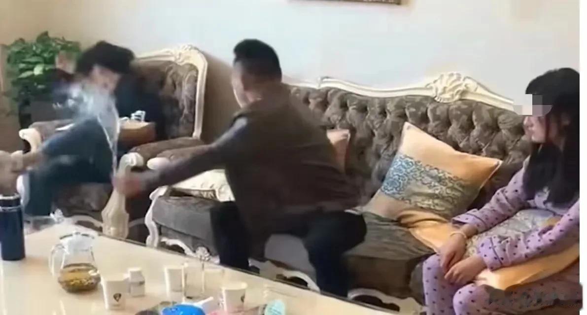 广东，小两口吵架，妻子崩溃大哭！父亲见状，劝儿子道歉，可儿子坐在沙发上一言不发！