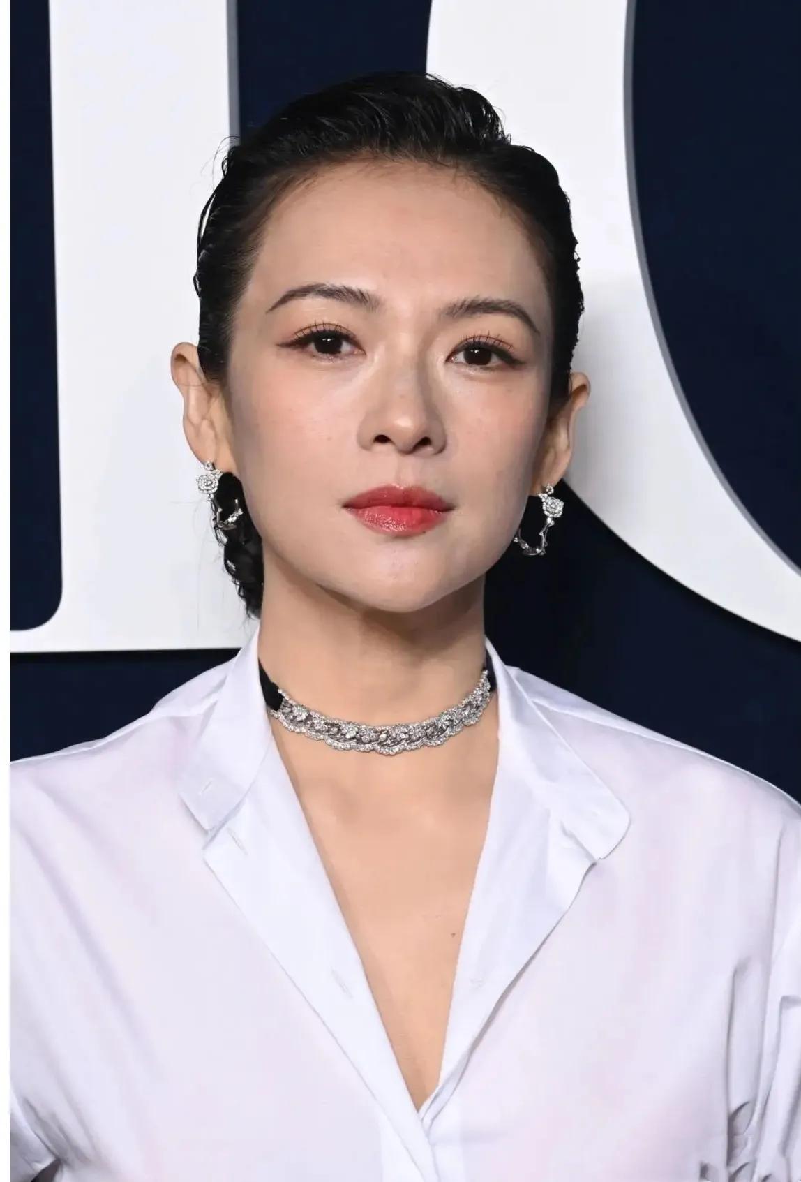 章子怡的骨相在娱乐圈属于很优越的，她的脸型很上镜，就算年龄越来越大，脸上的皮肤也