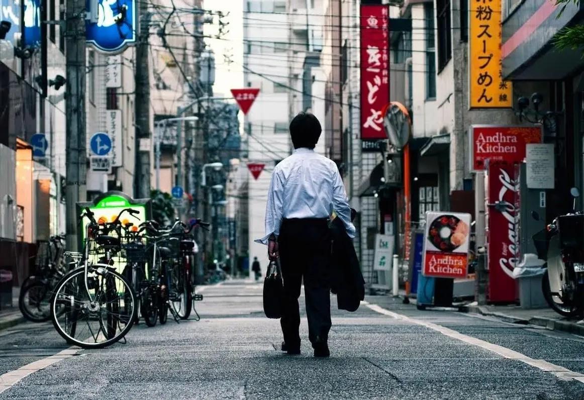 日本或将成为发展中国家，普通民众工资大幅缩水，已经创下了近9年里的新高。民众怨声