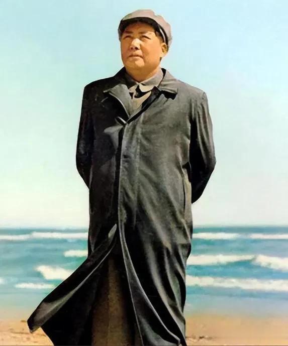解放后的湖南，因为赶集口渴，于是来到公社讨水喝，当他看到一幅毛主席画像时，既兴奋