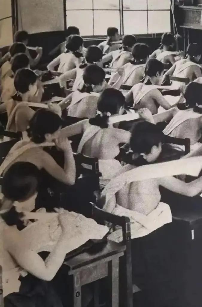 二战期间的日本民众太疯狂了，就连上课的日本女高中生也要一丝不挂地接受军国主义的熏