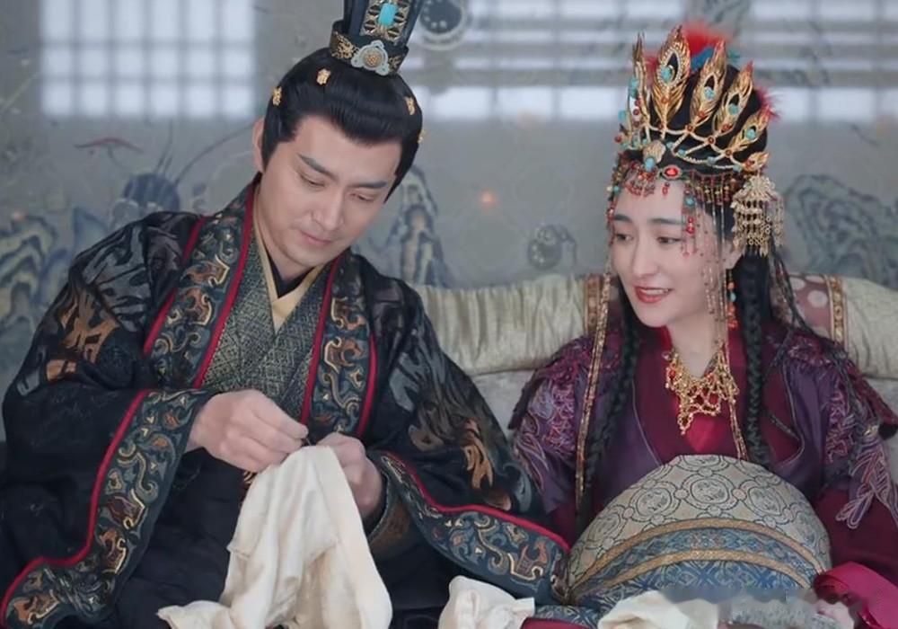 《长月烬明》澹台烬的母亲柔妃难产的时候，景王是要保大，柔妃却拜托兰安，一定要保住