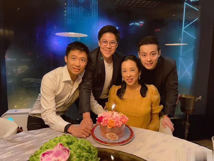 9月4日，郭晶晶晒出为婆婆庆生的照片，并配文感谢婆婆把霍启刚培养的如此优秀。一家