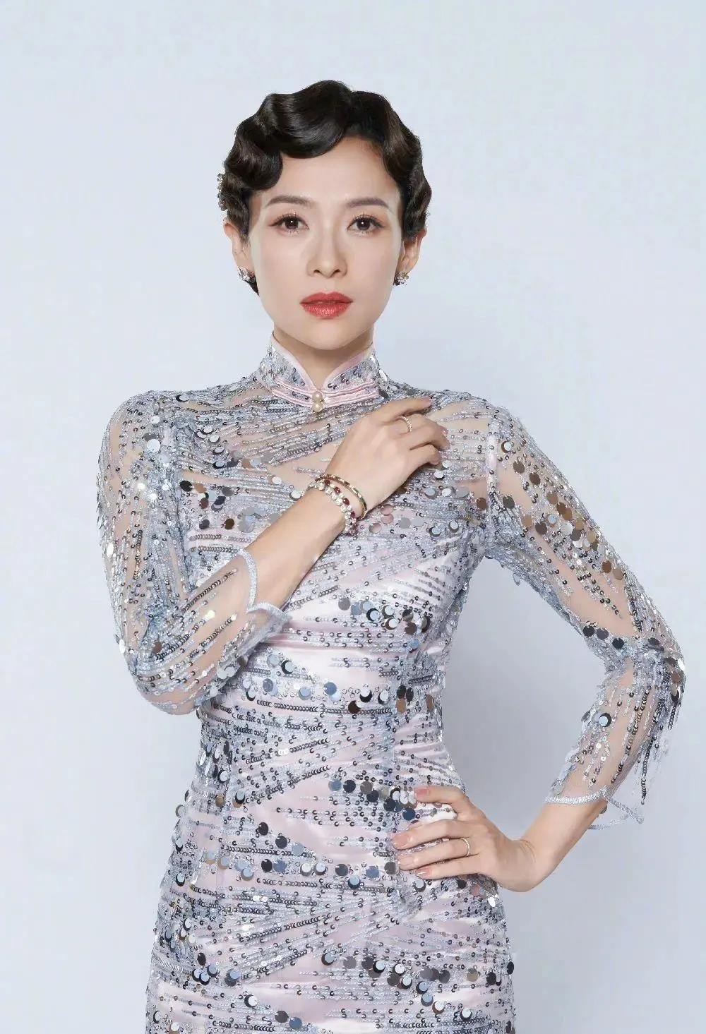 这个造型是在拍什么戏吗？这一身打扮可太美了！

不愧是国际影后，这一身修身的亮片