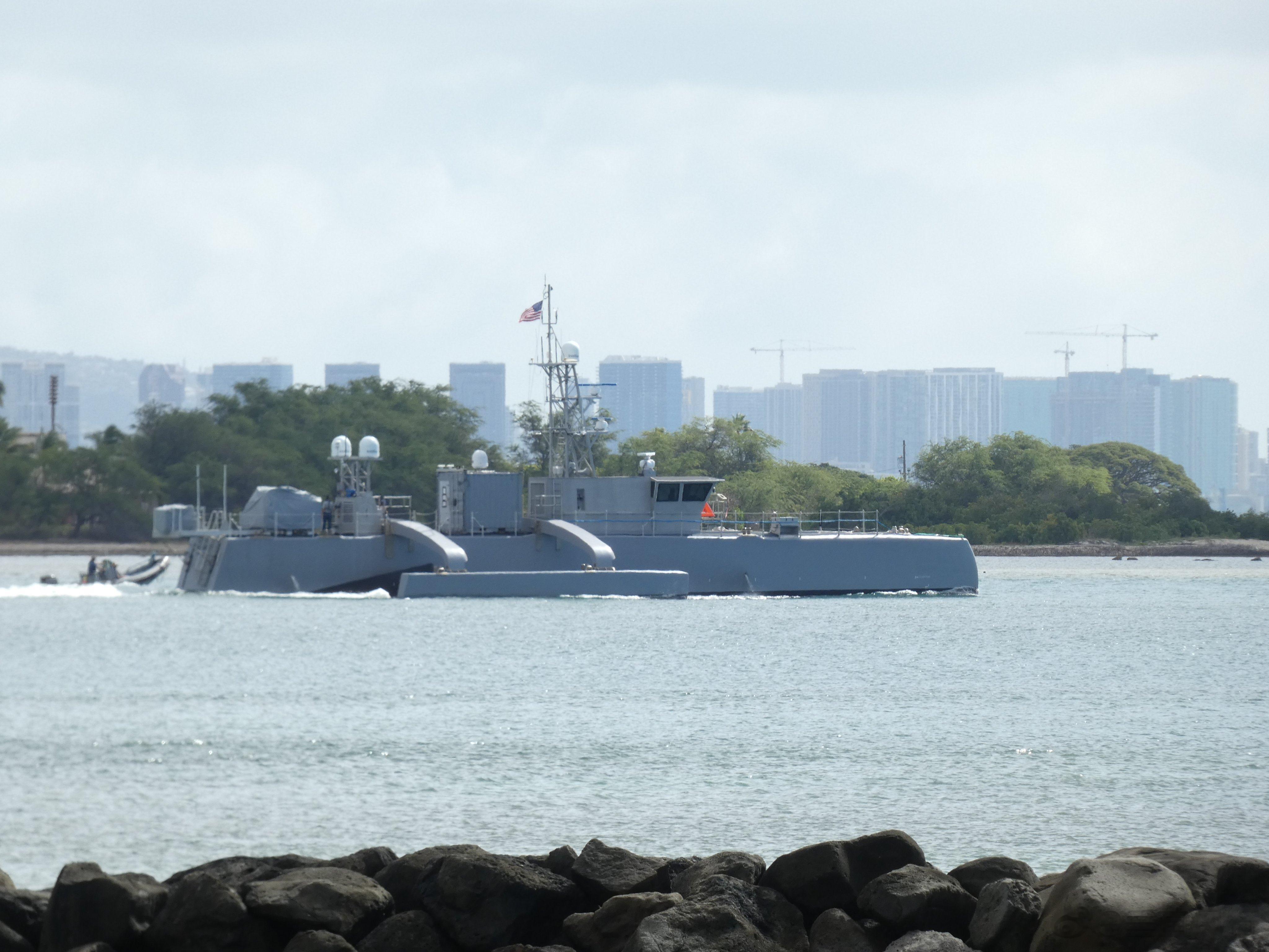 2月15日，美国海军海鹰号无人艇离开珍珠港#海军[超话]##武器装备[超话]# 