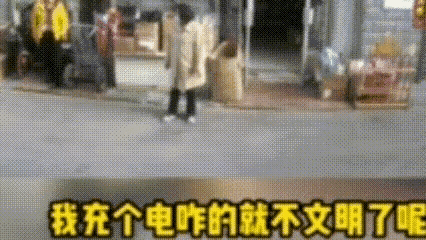 近日甘肃张掖，发生了一件让人很无语的事情！

一女子在商店门口准备给自己的电动车