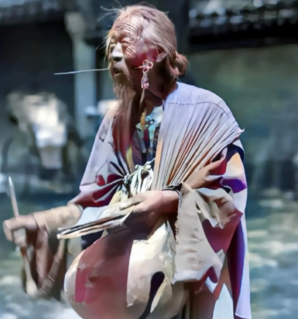 #历史那些事[超话]#1908年，河北保定一座宅邸前，一位看上去饱经风霜的苦行僧