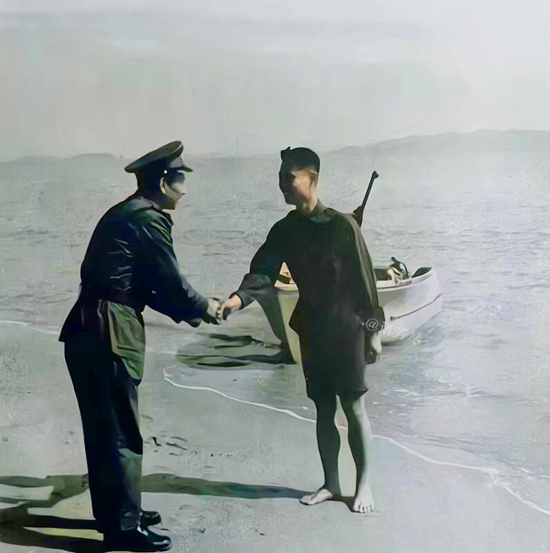 1957年，厦门，国民党少尉莫维向我军投诚时，留下了这张珍贵照片。镜头中的他挽着