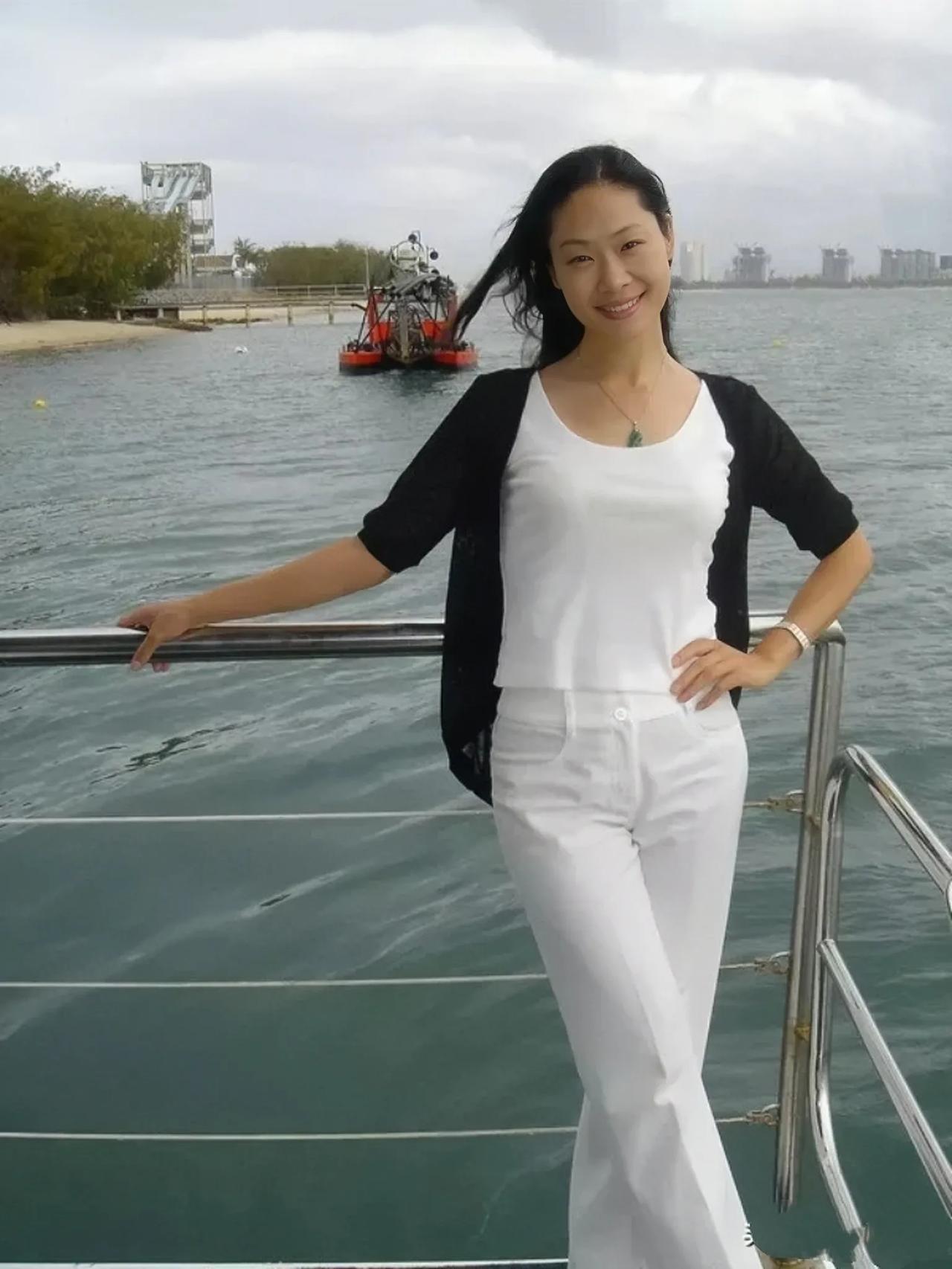 2004年，年轻时的于文华外出游玩时的留影，那时的于文华身材窈窕，清爽靓丽。
于