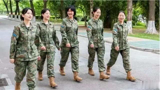 21式新军服的出现，很多人都说现在的军服没有以前的好看实用了，其实如果米认真研究