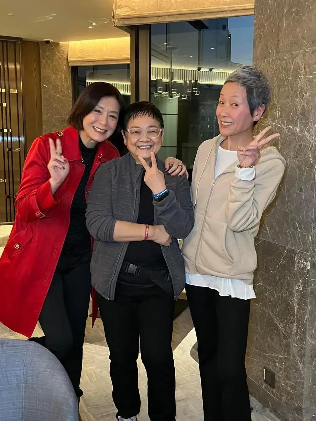 这个穿红衣服叫夏文汐的女人，70后80后的小伙伴应该都有印象吧！

夏文汐是80