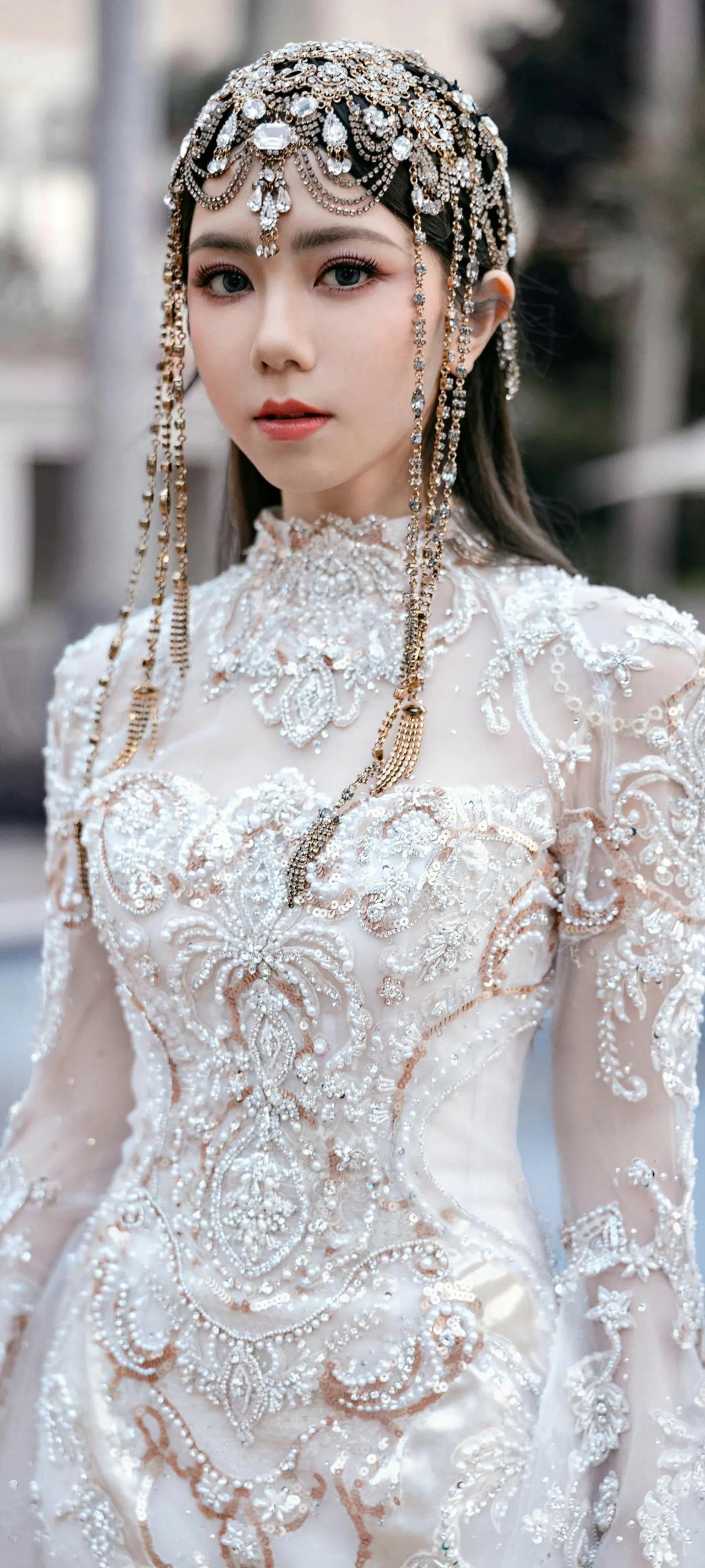 邓紫棋高清壁纸，一身异域中古宫